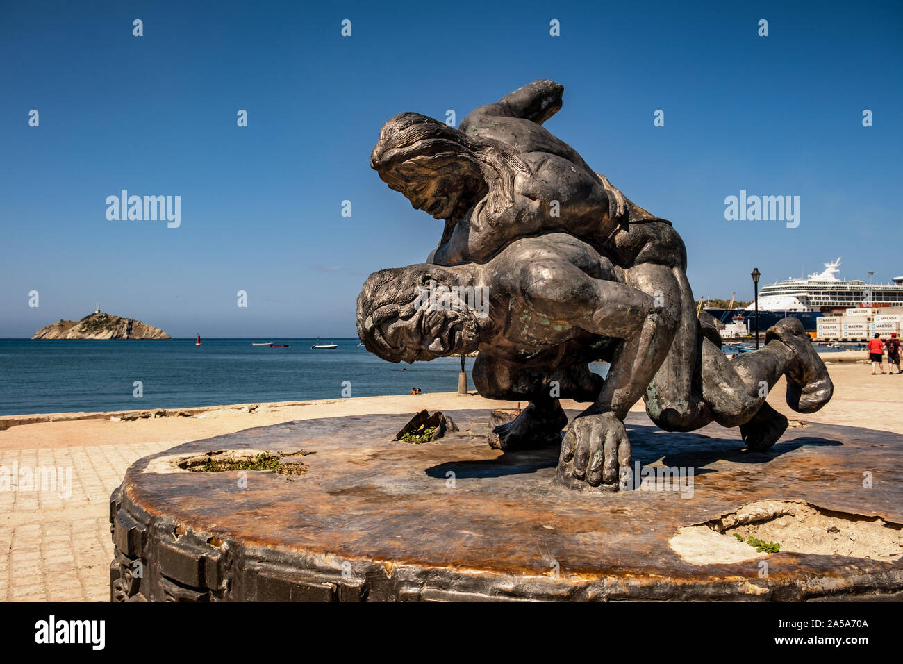 Vandalisé monument à la Déité (précédemment Tayrona 3 chiffres), Santa Marta, Magdalena, Colombie Banque D'Images