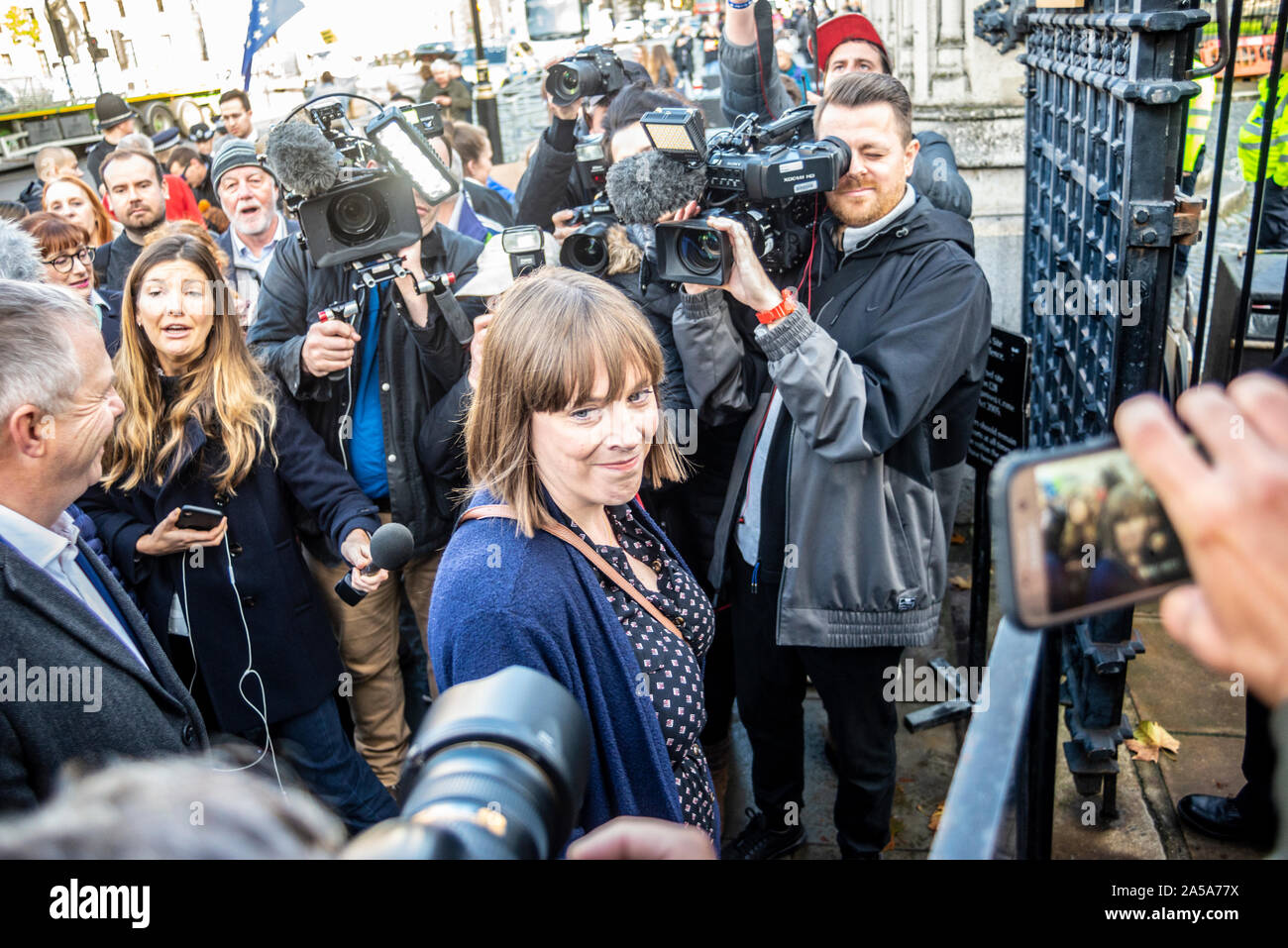 Les membres du Parlement sont assis sur un week-end pour la première fois depuis avril 1982 pour débat et vote sur le premier ministre Boris Johnson's Brexit traiter. MP Jess Phillips avec les caméras des médias Banque D'Images