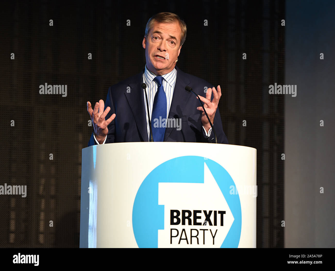 Nigel Farage parle chef du parti au cours de la partie Brexit rassemblement à la reine Elizabeth II Centre, vaste sanctuaire dans Londres. Banque D'Images
