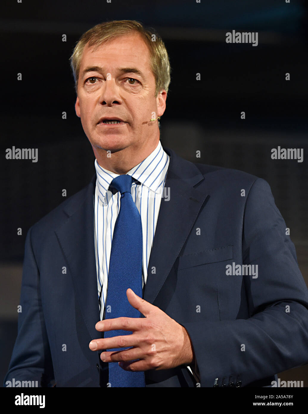 Nigel Farage parle chef du parti au cours de la partie Brexit rassemblement à la reine Elizabeth II Centre, vaste sanctuaire dans Londres. Banque D'Images