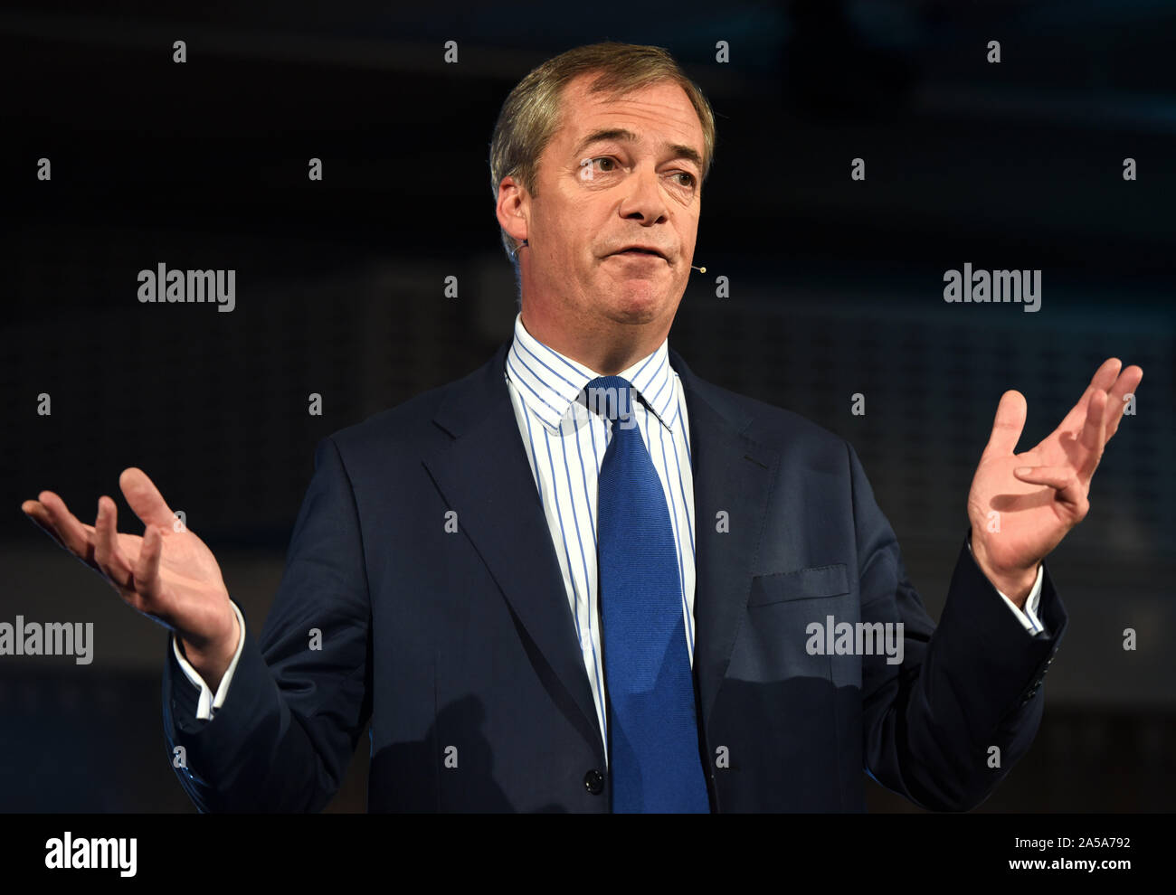Nigel Farage parle chef du parti au cours de la partie Brexit rassemblement à la reine Elizabeth II Centre, vaste sanctuaire dans Londres. Banque D'Images