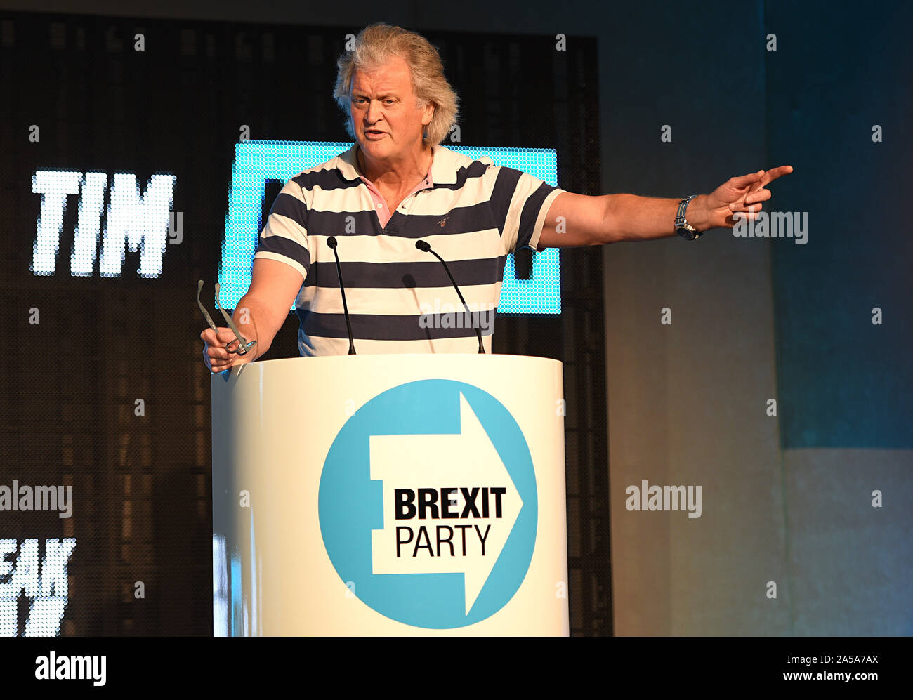Président et chef de la chaîne pub Wetherspoons Tim Martin prend la parole lors du rassemblement du parti Brexit au Queen Elizabeth II Centre, vaste sanctuaire dans Londres. Banque D'Images