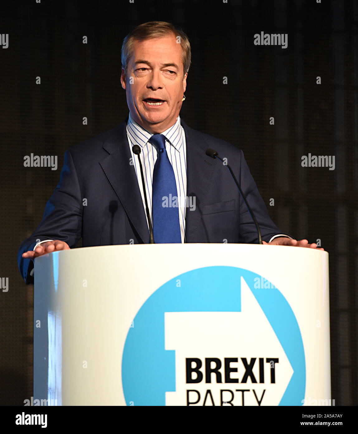 Nigel Farage parle chef du parti au cours de la partie Brexit rassemblement à la reine Elizabeth II Centre, vaste sanctuaire dans Londres. Banque D'Images