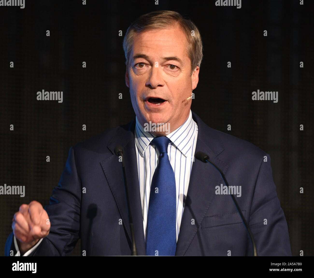 Nigel Farage parle chef du parti au cours de la partie Brexit rassemblement à la reine Elizabeth II Centre, vaste sanctuaire dans Londres. Banque D'Images