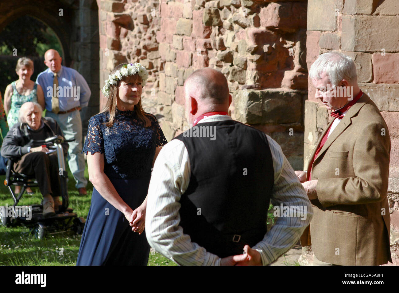 Cérémonie de mariage d'origine païenne, vu ici entrepris dans le comté de Shropshire rural aussi près de l'équinoxe d'été possible. 22-06-2019 Banque D'Images