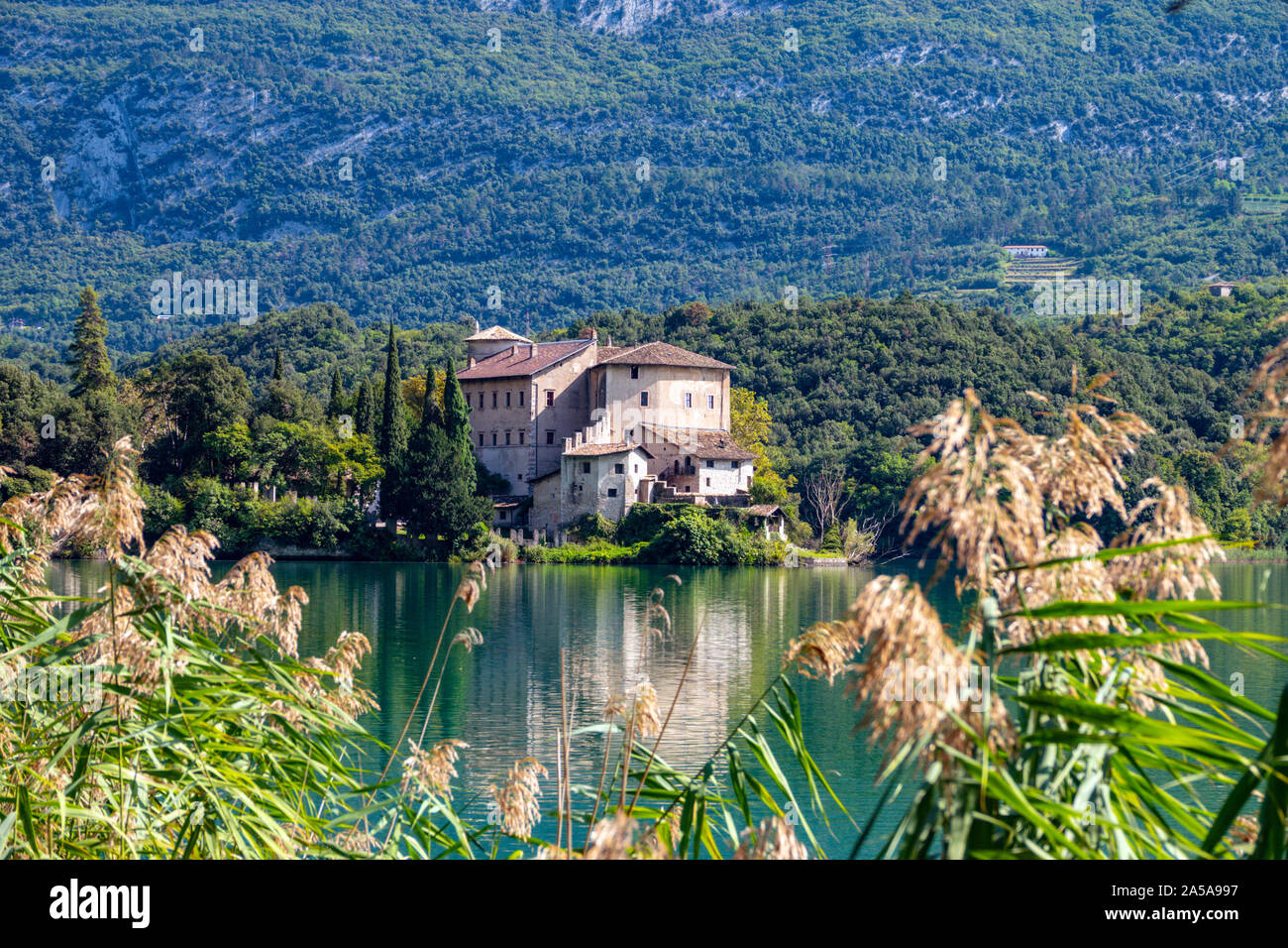 Lac Toblino et le célèbre château Toblino - Trentin-Haut-Adige, Italie Banque D'Images