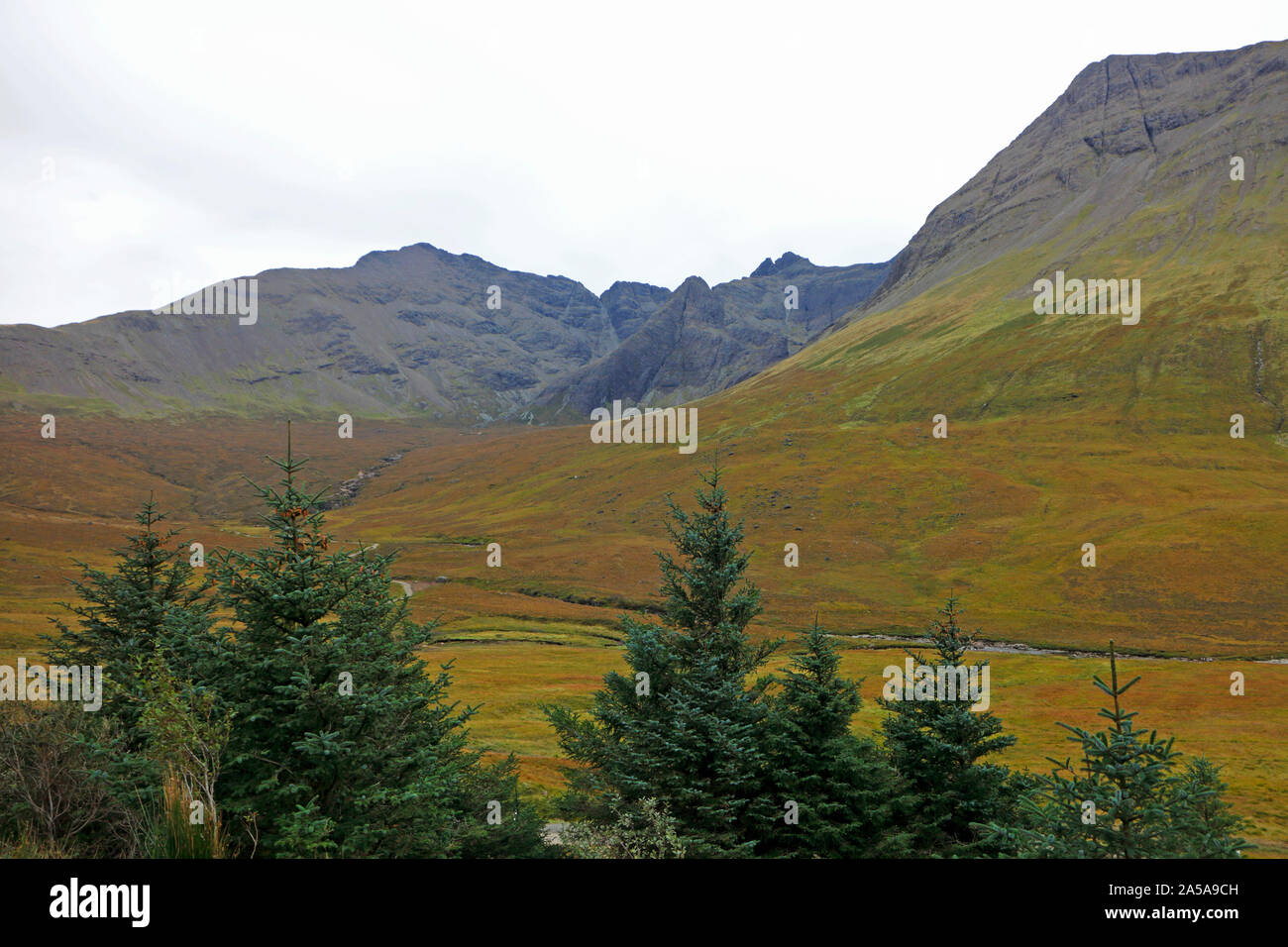Une vue de l'Glen cassantes à la fée des piscines et les Cuillin Hills dans l'île de Skye, Écosse, Royaume-Uni, Europe. Banque D'Images