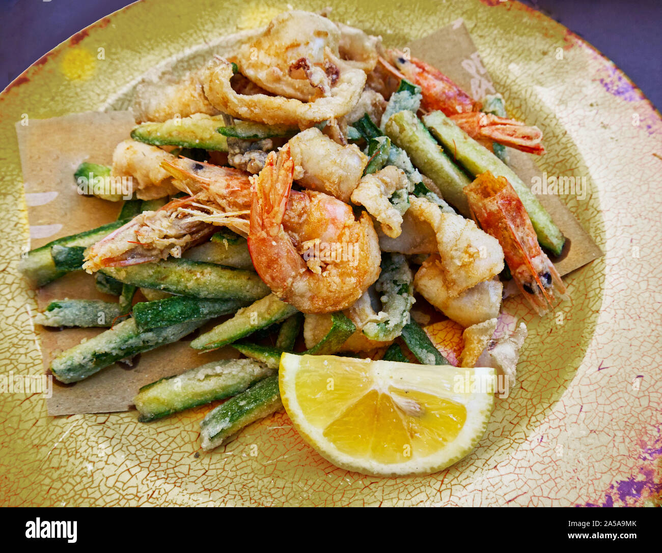 Fruits de mer Italiens : fritto misto di Pesce con verdure, poêlée de poisson. Banque D'Images
