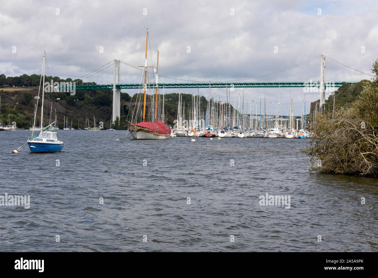 Tha Marina et pont de La Roche-Bernard traversant la Vilaine Banque D'Images