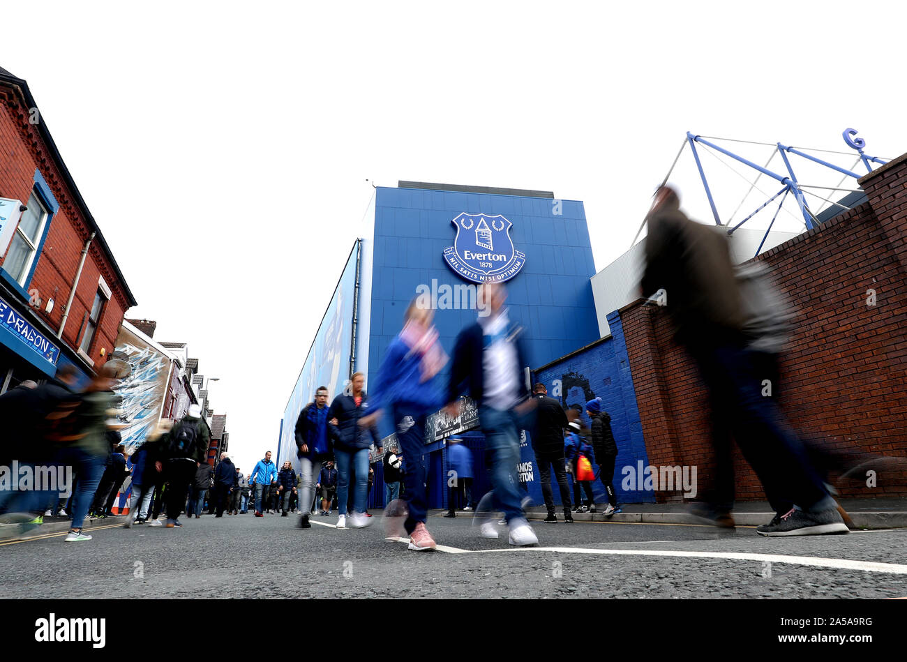 Une vue générale de fans d'arriver au stade de l'avant de la Premier League match à Goodison Park, Liverpool. Banque D'Images