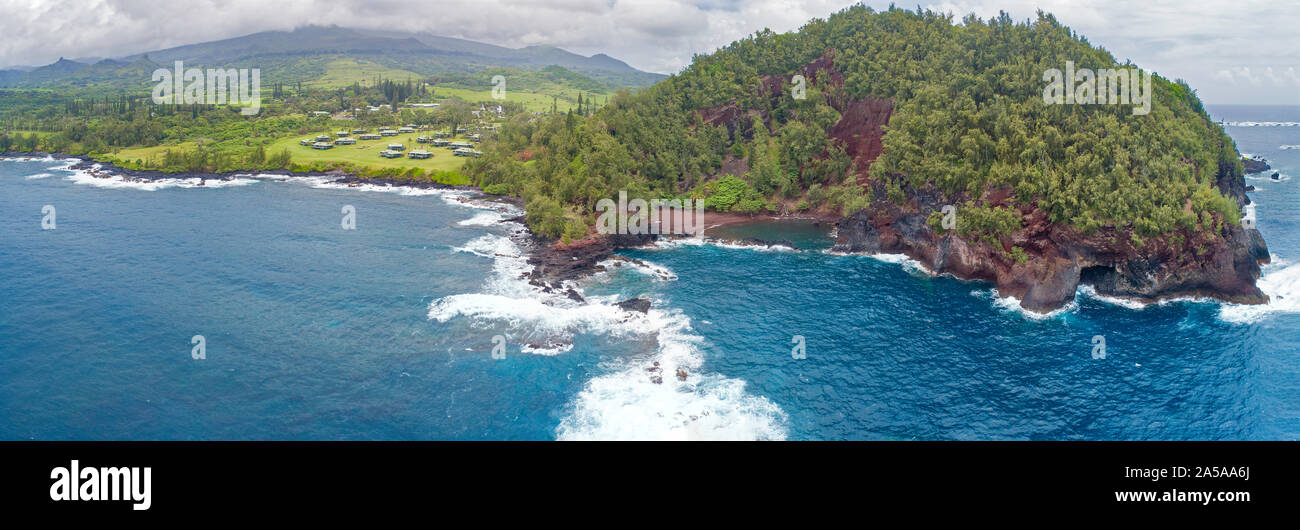 Une vue aérienne de la baie et Kauiki Kaihalulu Tête avec elle est cachée à côté de la plage de sable rouge Travaasa Hôtel dans la ville de Hana, Maui, Hawaii. Banque D'Images