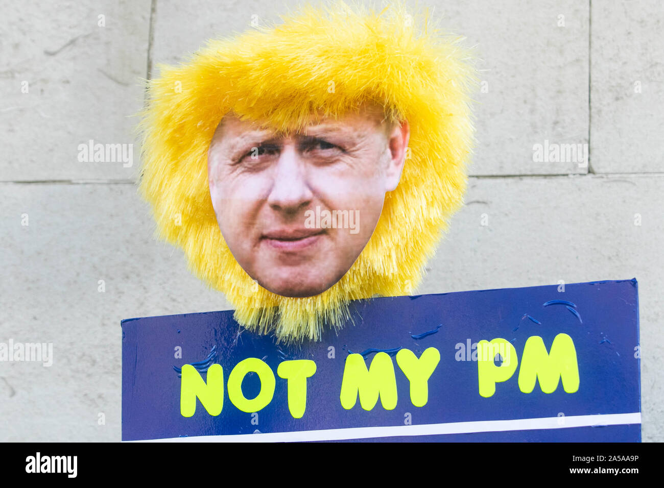 Un manifestant portant un masque de Boris Johnson et une fausse perruque  blonde à l'extérieur pendant le rallye de Downing Street à Londres.Les  manifestants se sont réunis à l'extérieur de Downing Street