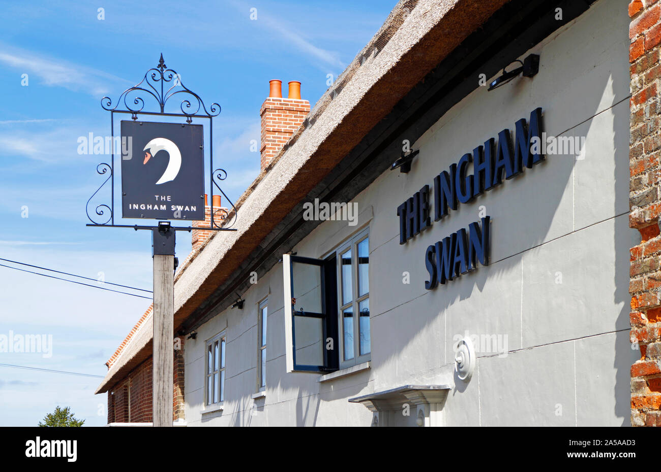 Une vue de la restauré Ingham Swan avec Inn signe à Ingham, Norfolk, Angleterre, Royaume-Uni, Europe. Banque D'Images