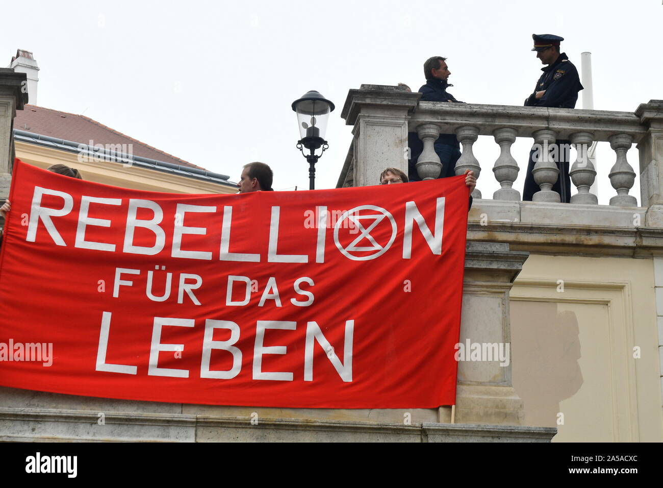 Vienne, Autriche. 19 octobre, 2019. Extinction de l'action 'rébellion le sang de nos enfants", les performances sur la fatale effets de la crise climatique et l'effondrement des écosystèmes, le 19 octobre 2019 à Vienne. Credit : Franz Perc / Alamy Live News Banque D'Images