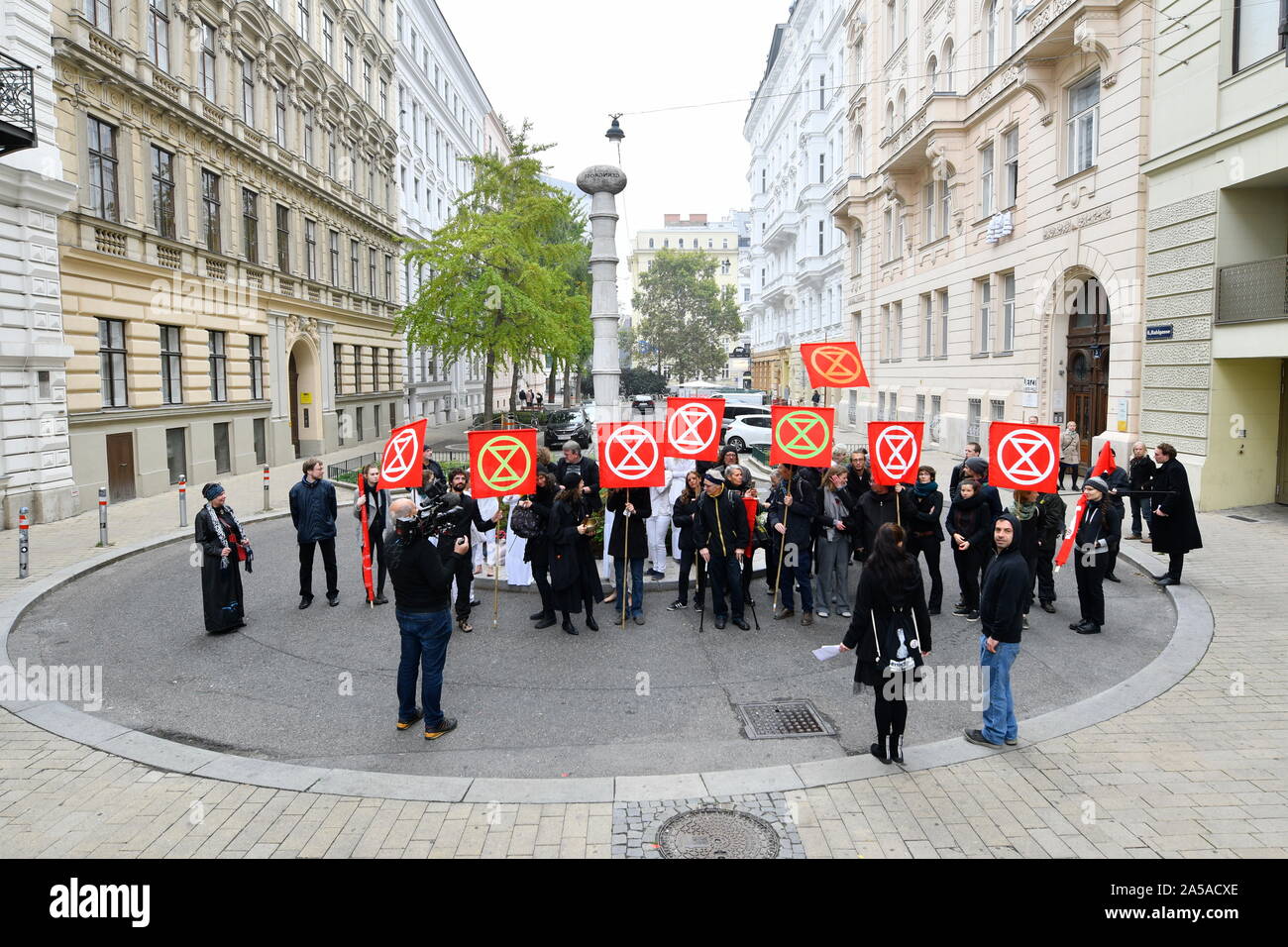 Vienne, Autriche. 19 octobre, 2019. Extinction de l'action 'rébellion le sang de nos enfants", les performances sur la fatale effets de la crise climatique et l'effondrement des écosystèmes, le 19 octobre 2019 à Vienne. Credit : Franz Perc / Alamy Live News Banque D'Images