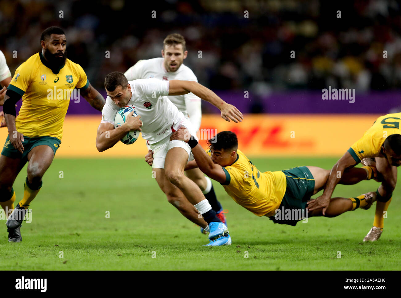 L'Angleterre Jonny Mai (centre) s'éloigne de la Jordanie Petaia durant la Coupe du Monde de Rugby 2019 match de quart de finale à Oita Stadium, Oita, Japon. Banque D'Images