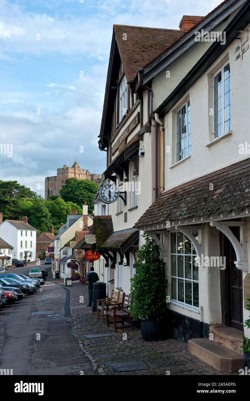 High Street de Dunster et hill-top château de Dunster. Le Somerset Banque D'Images