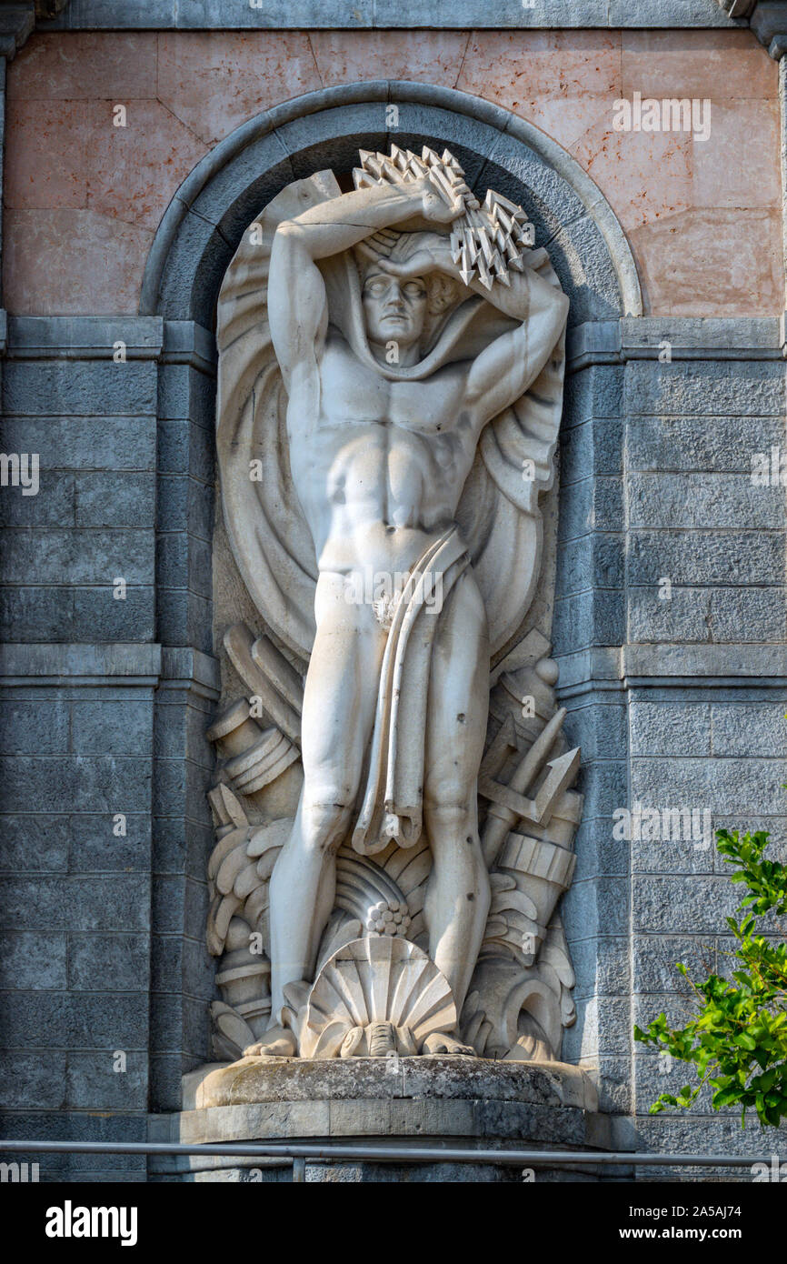 Riva del Garda, sur le lac de Garde, la destination touristique populaire sur les lacs italiens, Italie du Nord Banque D'Images Riva del Garda, sur le lac de Garde, la destination touristique populaire sur les lacs italiens, Italie du Nord Banque D'Images