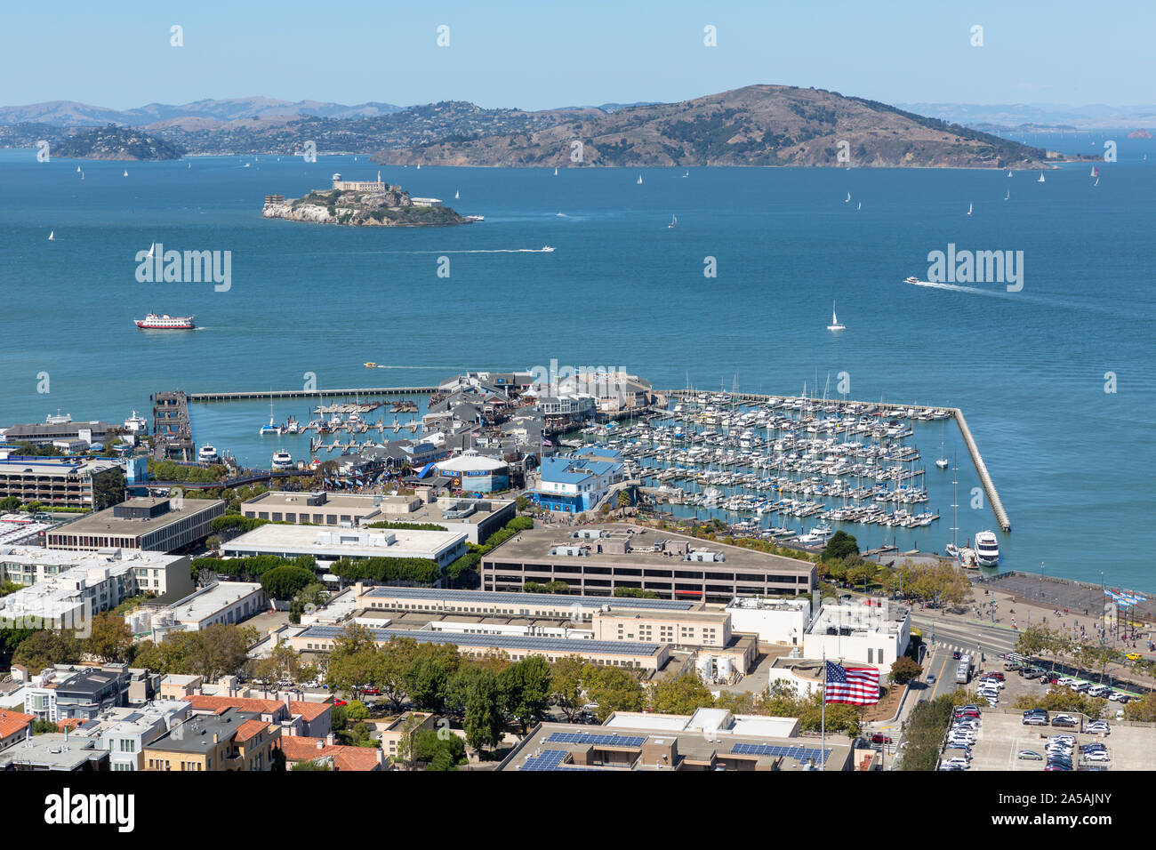 SAN FRANCISCO, USA - 8 septembre 2019 : Haute vue sur le front de mer de la ville y compris Marina Pier 39, Alcatraz et Angel Island dans la baie de San Francisco. Banque D'Images