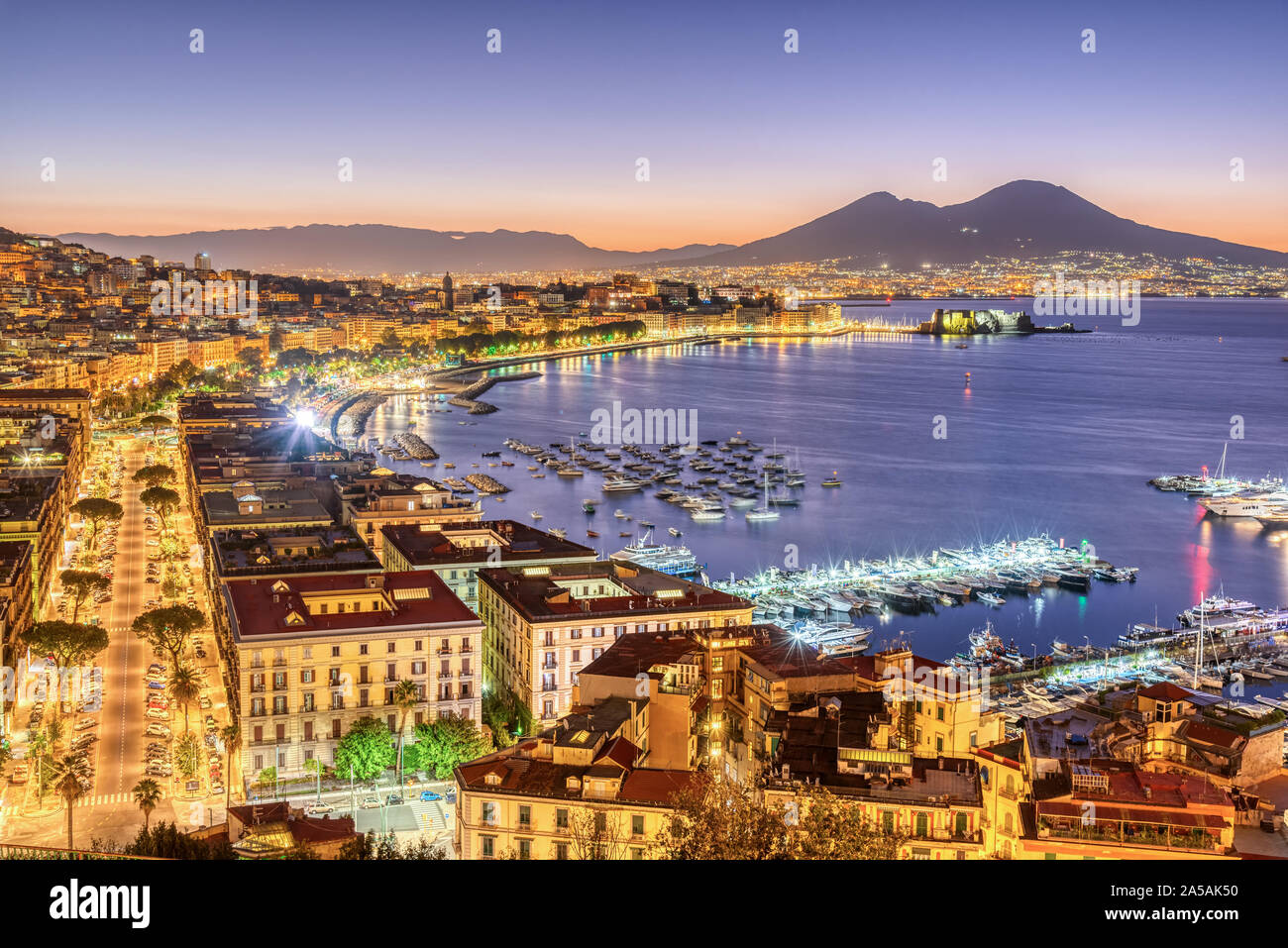 La ville de Naples en Italie, avec le Vésuve avant le lever du soleil Banque D'Images