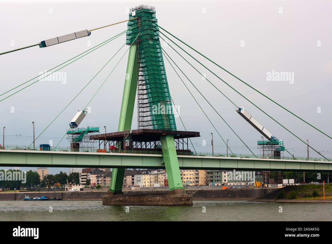 Severinsbrucke, des véhicules et des piétons pont sur le Rhin, Cologne, Allemagne Banque D'Images