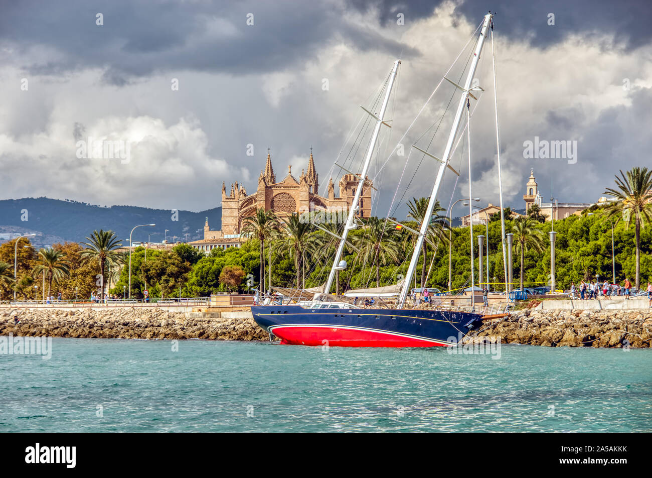 Location de bateaux échoués sur la berge après la tempête à Palma de Mallorca Banque D'Images