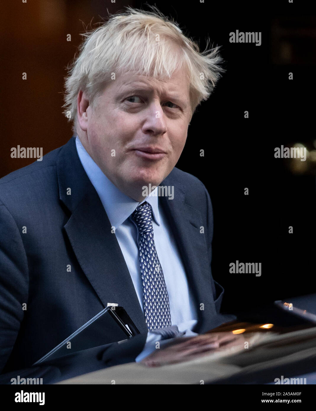 Londres, Royaume-Uni. 19 Oct, 2019. Le Premier ministre britannique Boris Johnson quitte 10 Downing Street pour la Chambre des communes de Londres, Grande-Bretagne, le 19 octobre 2019. Johnson le samedi a effectué sa campagne de persuasion à l'intérieur du Parlement européen d'inviter le législateur à l'appui de sa Brexit traiter avec l'Union européenne (UE), exprimant son espoir qu'une séance de la Chambre des communes sera 'l'instant' à 'enfin résoudre Brexit.' La déclaration est venu en tant que le premier ministre s'adressait au Parlement européen lors de sa première séance samedi à 37 ans. Source : Xinhua/Alamy Live News Banque D'Images