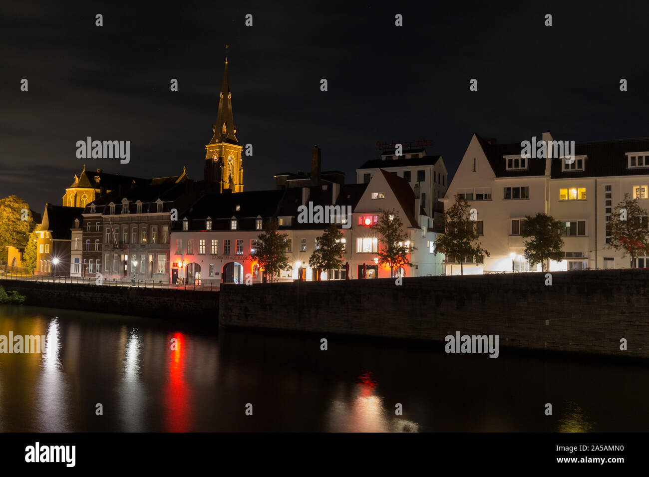 Nuit image de centre-ville de Maastricht avec la Meuse et la ville quartier Wyck avec vue sur le Ridder bière brasserie et église St Martinus Banque D'Images