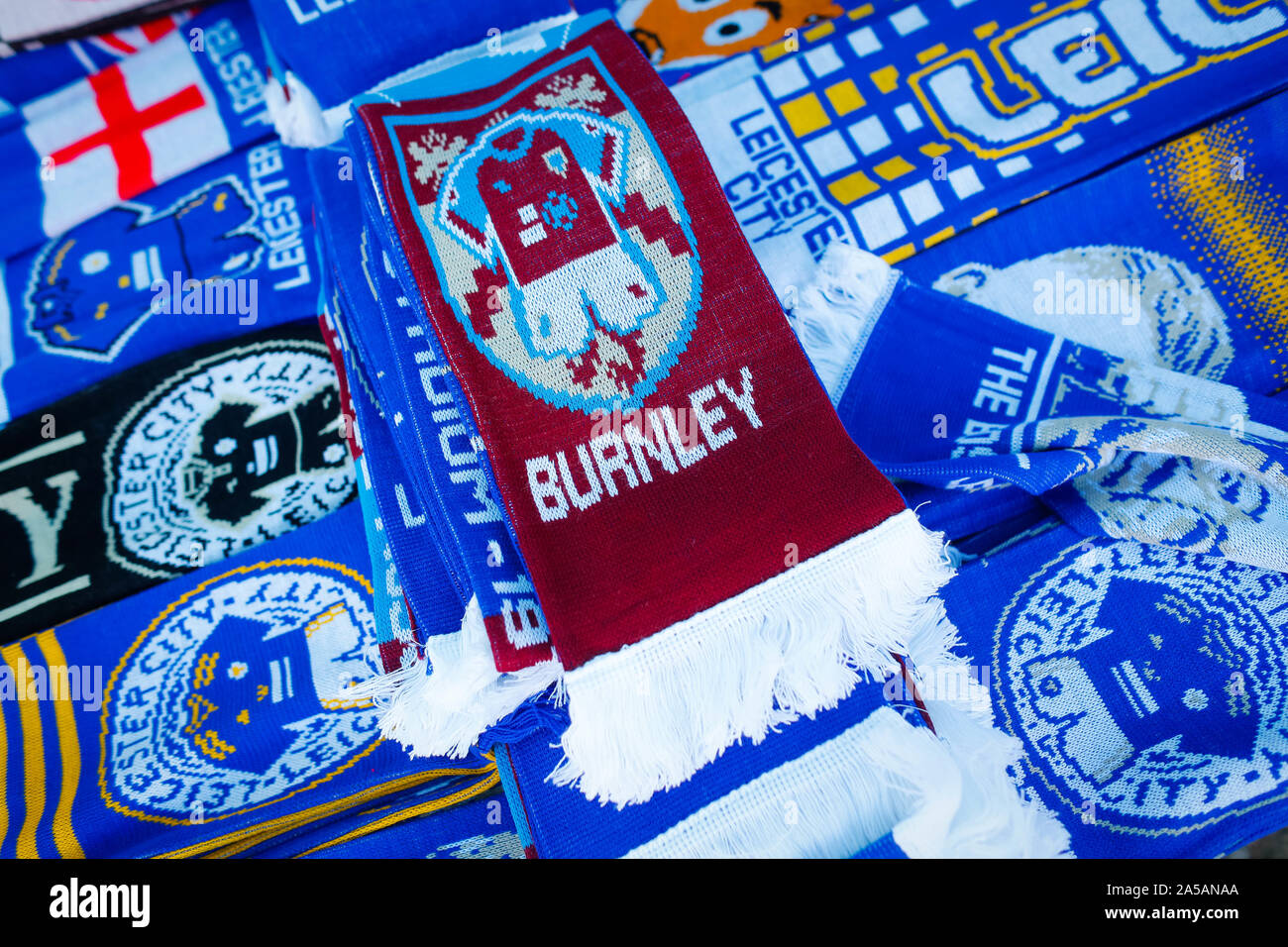 19 octobre 2019 ; King Power Stadium, Leicester, Midlands, Angleterre ;  English Premier League Football, Leicester City contre Burnley ; un foulard  sur Burnley vente parmi les écharpes de Leicester City -