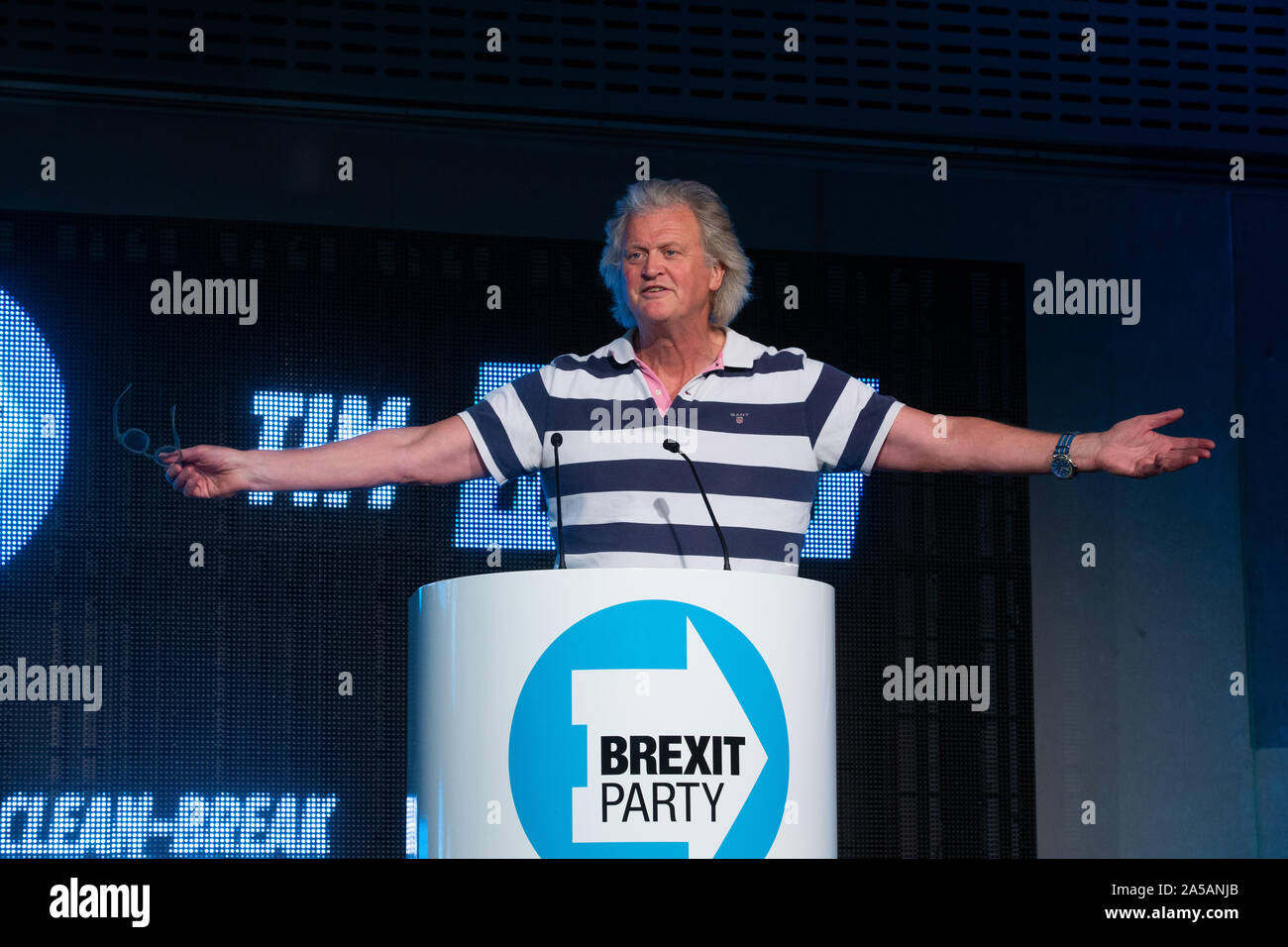 Tim Martin, fondateur de Wetherspoon et critique de l'Union européenne, traite d'un Brexit partie rallye. Banque D'Images