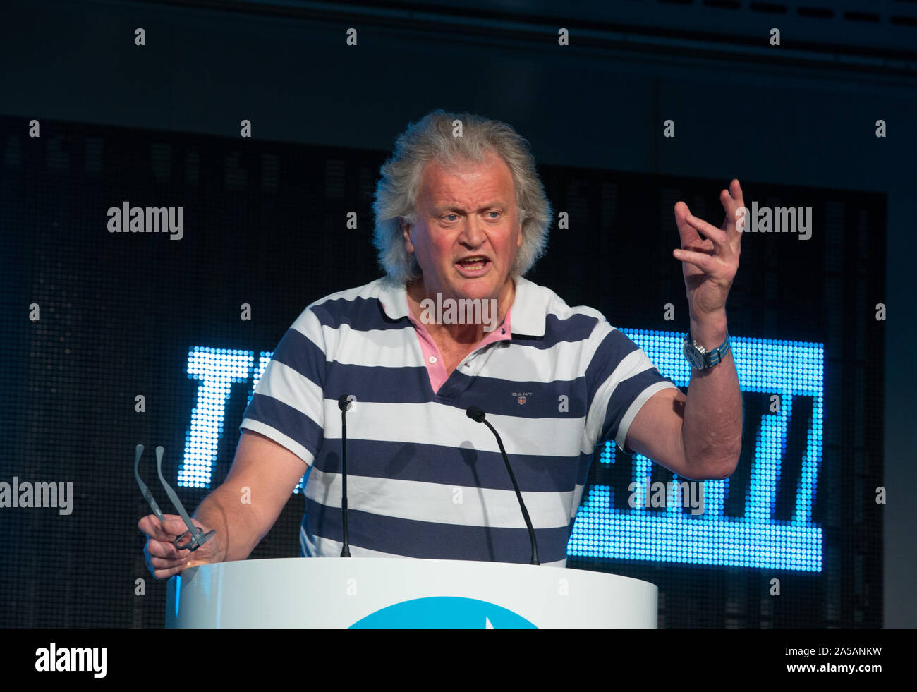 Tim Martin, fondateur de Wetherspoon et critique de l'Union européenne, traite d'un Brexit partie rallye. Banque D'Images
