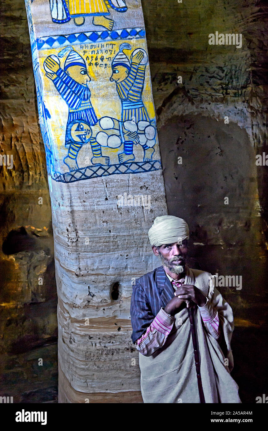 Le prêtre orthodoxe éthiopienne dans l'intérieur de l'église rupestres orthodoxe Abouna Gebre Mikael, Koraro, Gheralta, Tigray, Éthiopie Banque D'Images