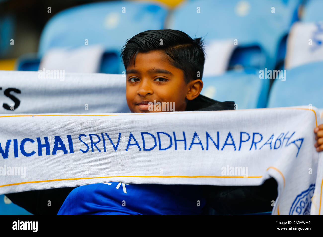 Leicester, Royaume-Uni. 19 Oct, 2019. 19 octobre 2019 ; King Power Stadium, Leicester, Midlands, Angleterre ; English Premier League Football, Leicester City contre Burnley ; un jeune défenseur détient un foulard pour commémorer un an que l'ancien président de Leicester City Vichai Srivaddhanaprabha a été tué dans un accident d'hélicoptère strictement usage éditorial uniquement. Pas d'utilisation non autorisée avec l'audio, vidéo, données, listes de luminaire, club ou la Ligue de logos ou services 'live'. En ligne De-match utilisation limitée à 120 images, aucune émulation. Aucune utilisation de pari, de jeux ou d'un club ou la ligue/player Crédit : publications ima Plus Sport Action Banque D'Images