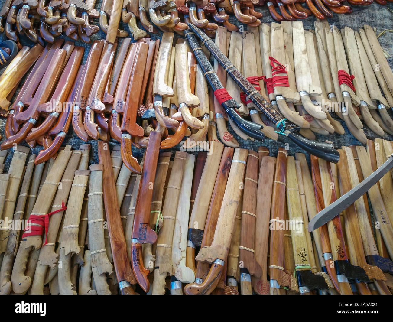 Épée traditionnelle Toraja vendus sur le marché. Banque D'Images