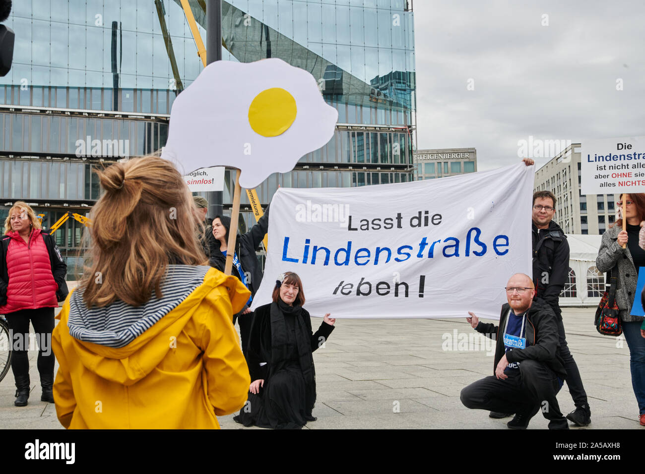 Berlin, Allemagne. 19 Oct, 2019. Les manifestants tenir une devise "Lasst die Lindenstraße leben !" en face de la gare principale au cours d'une manifestation contre le licenciement de la série TV "Lindenstraße'. Après 35 ans de la radiodiffusion, le dernier épisode est prévue pour le 29 mars, 2020. Credit : Annette Riedl/dpa/Alamy Live News Banque D'Images