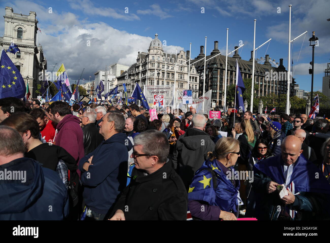 Londres, Royaume-Uni, 19 octobre 2019, des milliers de personnes marchaient à travers Londres pour une grande manifestation appelant à un dernier mot référendum sur Brexit. Organisé par le vote du peuple et de la campagne soutenue par l'organisme indépendant, la marche a eu lieu juste deux semaines avant le Royaume-uni devrait quitter l'UE. Les militants demandent au gouvernement d'appeler un dernier mot sur tout accord ou pas Brexit-deal résultat. Credit : Uwe Deffner / Alamy Live News Banque D'Images