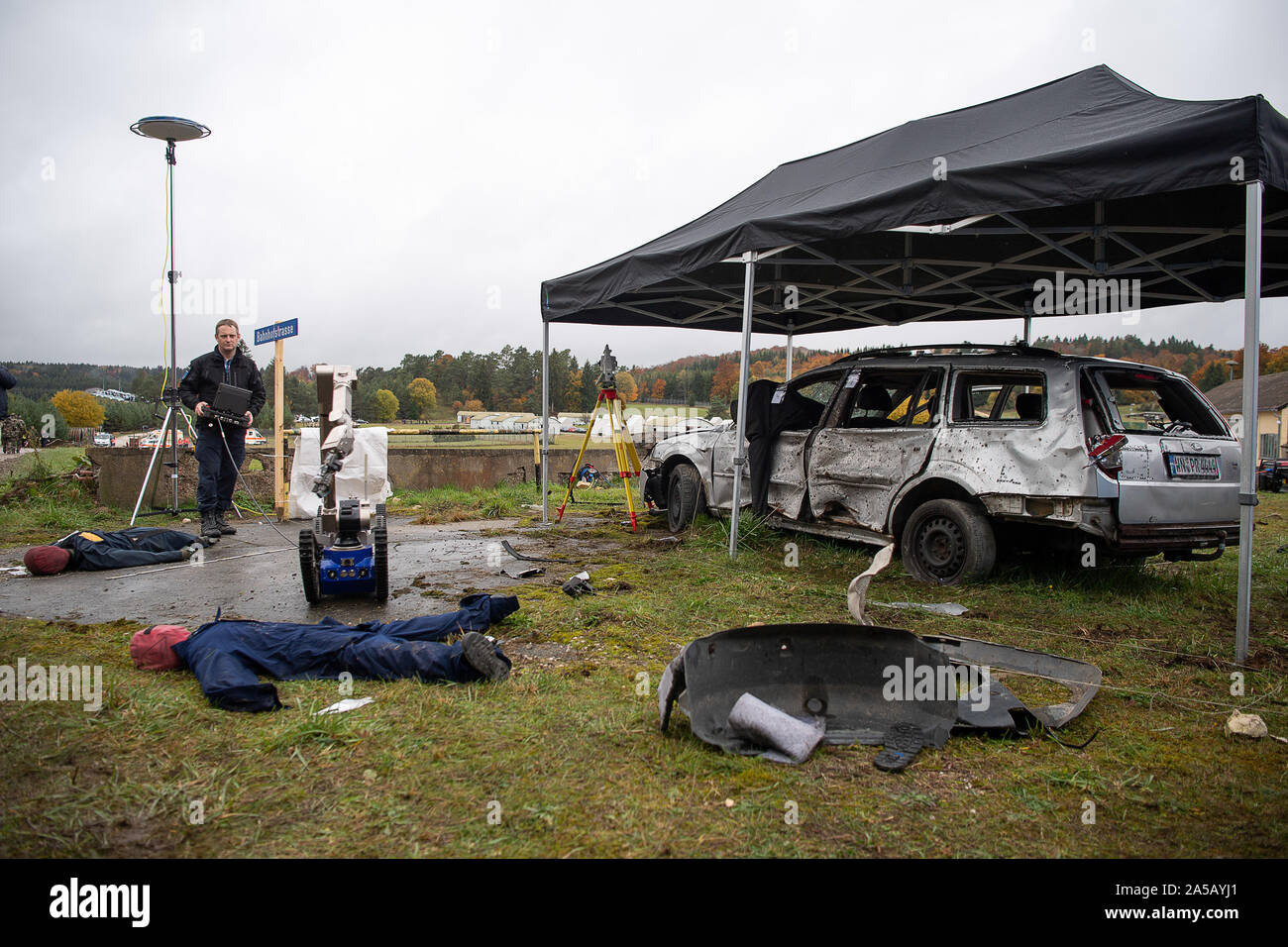 Stetten Am Kalten Markt, l'Allemagne. 19 Oct, 2019. Un policier exploite le robot des explosifs à l'Heuberg 1849-1912 zone d'entraînement militaire au cours de l'exercice (BWTEX Terrorisme Baden-Württemberg) 2019. La police et la Bundeswehr pratiquent la lutte commune contre le terrorisme et la coopération entre civils et militaires. Crédit : Sébastien Gollnow/dpa/Alamy Live News Banque D'Images Stetten Am Kalten Markt, l'Allemagne. 19 Oct, 2019. Un policier exploite le robot des explosifs à l'Heuberg 1849-1912 zone d'entraînement militaire au cours de l'exercice (BWTEX Terrorisme Baden-Württemberg) 2019. La police et la Bundeswehr pratiquent la lutte commune contre le terrorisme et la coopération entre civils et militaires. Crédit : Sébastien Gollnow/dpa/Alamy Live News Banque D'Images