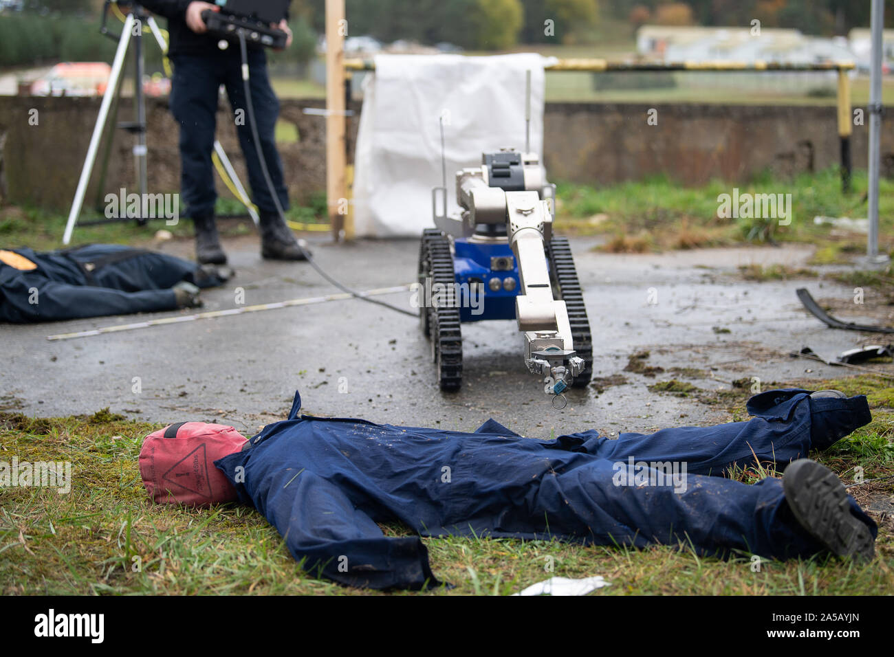 Stetten Am Kalten Markt, l'Allemagne. 19 Oct, 2019. Un policier exploite le robot des explosifs à l'Heuberg 1849-1912 zone d'entraînement militaire au cours de l'exercice (BWTEX Terrorisme Baden-Württemberg) 2019. La police et la Bundeswehr pratiquent la lutte commune contre le terrorisme et la coopération entre civils et militaires. Crédit : Sébastien Gollnow/dpa/Alamy Live News Banque D'Images Stetten Am Kalten Markt, l'Allemagne. 19 Oct, 2019. Un policier exploite le robot des explosifs à l'Heuberg 1849-1912 zone d'entraînement militaire au cours de l'exercice (BWTEX Terrorisme Baden-Württemberg) 2019. La police et la Bundeswehr pratiquent la lutte commune contre le terrorisme et la coopération entre civils et militaires. Crédit : Sébastien Gollnow/dpa/Alamy Live News Banque D'Images