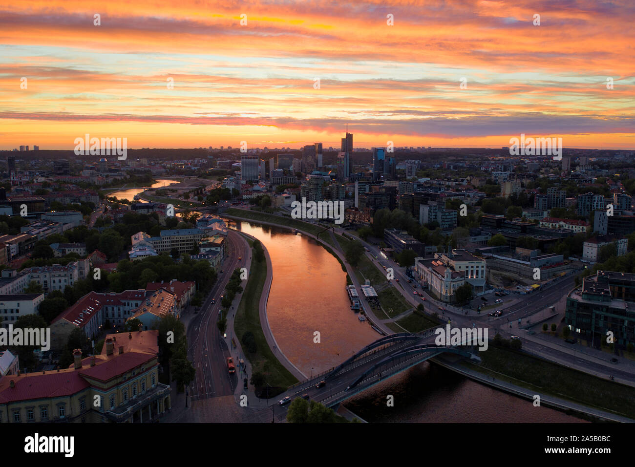 Coucher de soleil sur le centre de Vilnius, Lituanie, prises en mai 2019 Banque D'Images