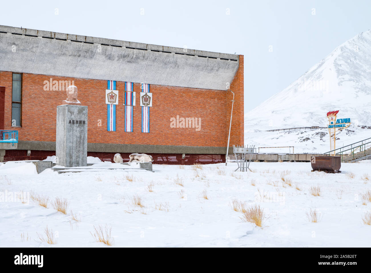 PYRAMIDEN, NORVÈGE - 15 mars 2019 : l'extérieur de la piscine dans le règlement de l'Arctique russe abandonnés Pyramiden, dans la région de Svalbard, Norvège. Banque D'Images