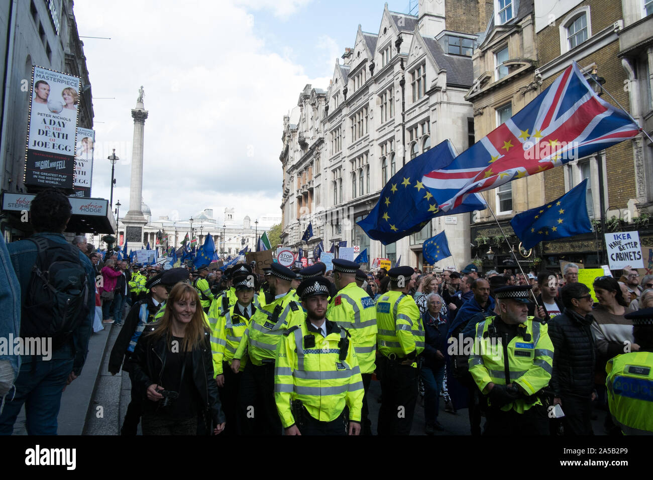 Londres, Angleterre, Royaume-Uni. 19 octobre 2019. Les manifestants marchons à travers le centre de Londres aujourd'hui à exiger que le public a donné un dernier mot sur Brexit. La marche a été organisée par le vote du peuple 'Campagne', qui sont pour une dernière campagne référendum sur un Brexit s'occuper d'être soumis à un vote public. La foule s'entendre les discours des politiciens et des célébrités à l'extérieur du Parlement. Il y a eu une petite manifestation contre la marche par des gens qui ont voté pour partir. Ils demandent l'anti brexit manifestants Nazis. Les deux manifestations séparées de la police. Andrew Steven Graham/Alamy Live News Banque D'Images