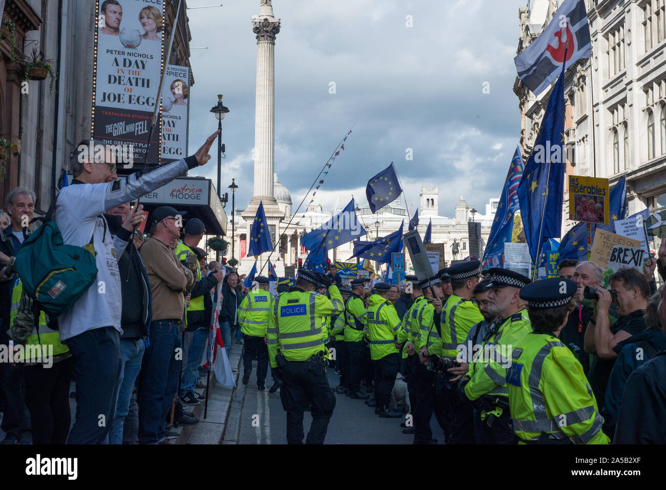 Londres, Angleterre, Royaume-Uni. 19 octobre 2019. Les manifestants marchons à travers le centre de Londres aujourd'hui à exiger que le public a donné un dernier mot sur Brexit. La marche a été organisée par le vote du peuple 'Campagne', qui sont pour une dernière campagne référendum sur un Brexit s'occuper d'être soumis à un vote public. La foule s'entendre les discours des politiciens et des célébrités à l'extérieur du Parlement. Il y a eu une petite manifestation contre la marche par des gens qui ont voté pour partir. Ils demandent l'anti brexit manifestants Nazis. Andrew Steven Graham/Alamy Live News Banque D'Images