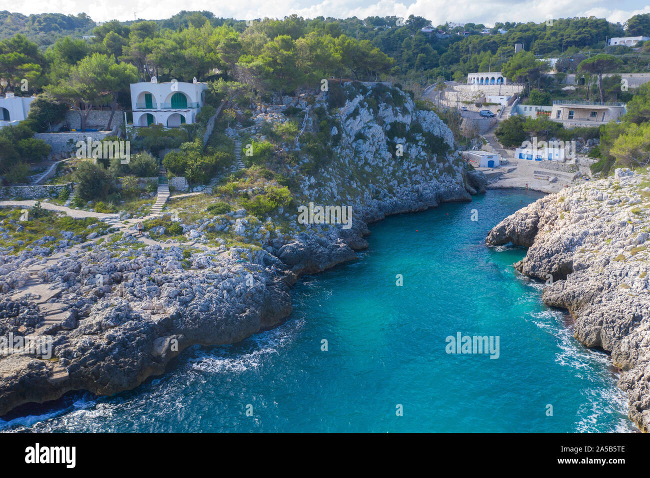 Vue aérienne de la plage idyllique et baie de Cala dell'Acquaviva à Castro, Lecce, Pouilles, Italie Banque D'Images