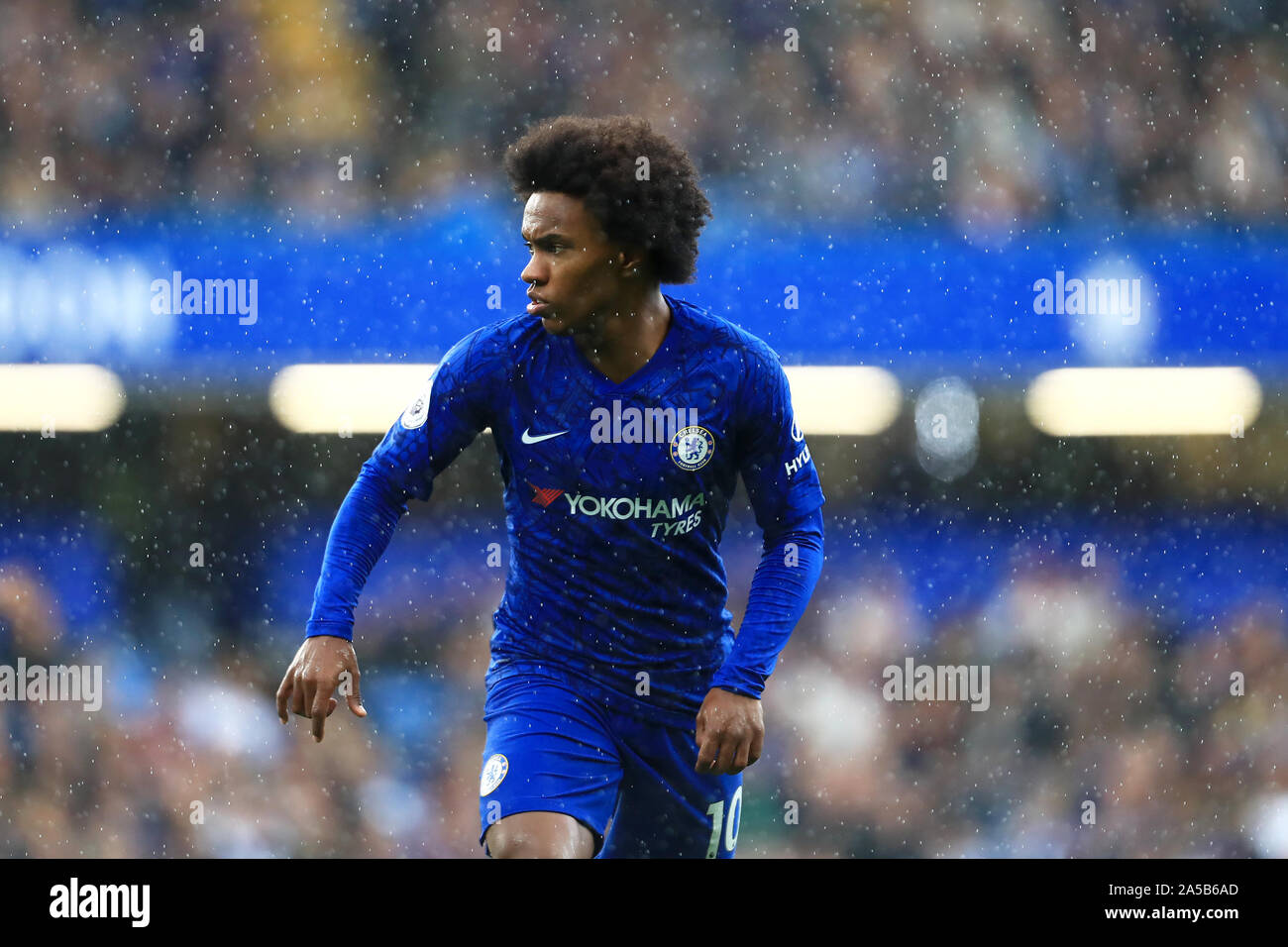 Londres, Angleterre. 19 octobre Chelsea's Willian Au cours de la Premier League match entre Newcastle United et Chelsea à Stamford Bridge, Londres le samedi 19 octobre 2019. (Crédit : Leila Coker | MI News) photographie peut uniquement être utilisé pour les journaux et/ou magazines fins éditoriales, licence requise pour l'usage commercial Crédit : MI News & Sport /Alamy Live News Banque D'Images