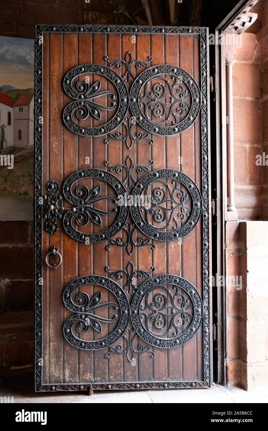 Détail d'une porte en fer forgé et en bois d'église en France Photo Stock -  Alamy