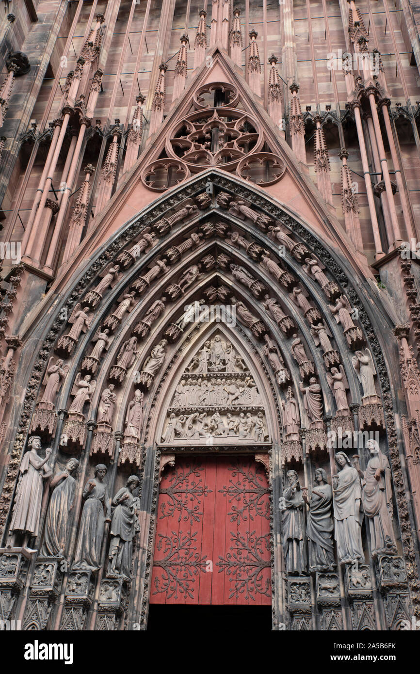 Détail de la porte d'entrée de la cathédrale de Strasbourg en Alsace,  France Photo Stock - Alamy