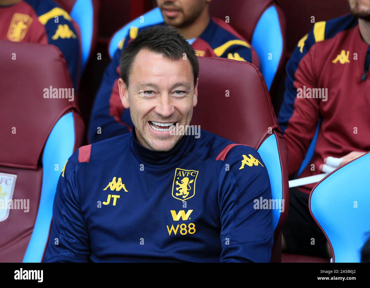 La Villa Du Parc, Birmingham, Midlands, Royaume-Uni. 19 Oct, 2019. English Premier League, Aston Villa contre Brighton et Hove Albion ; sous-Aston Villa coach John Terry sourire alors qu'il prend sa place dans l'étang - strictement usage éditorial uniquement. Pas d'utilisation non autorisée avec l'audio, vidéo, données, listes de luminaire, club ou la Ligue de logos ou services 'live'. En ligne De-match utilisation limitée à 120 images, aucune émulation. Aucune utilisation de pari, de jeux ou d'un club ou la ligue/player Crédit : publications Plus Sport Action/Alamy Live News Banque D'Images