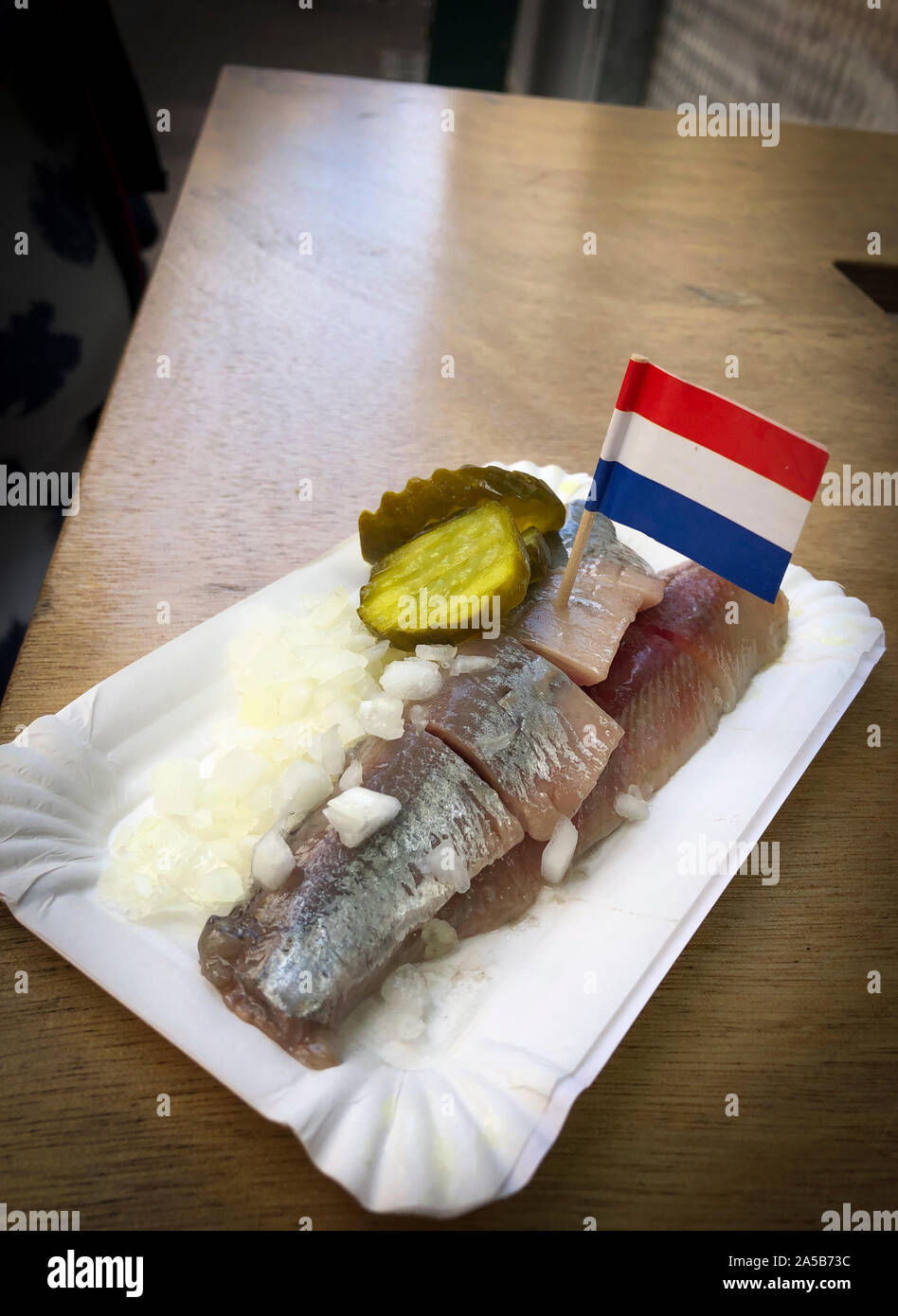 Haring 'Hollandse Nieuwe' (nouveau) hareng néerlandais, une célèbre spécialité alimentaire néerlandais. Le hareng cru est généralement servi de nourriture de rue Banque D'Images