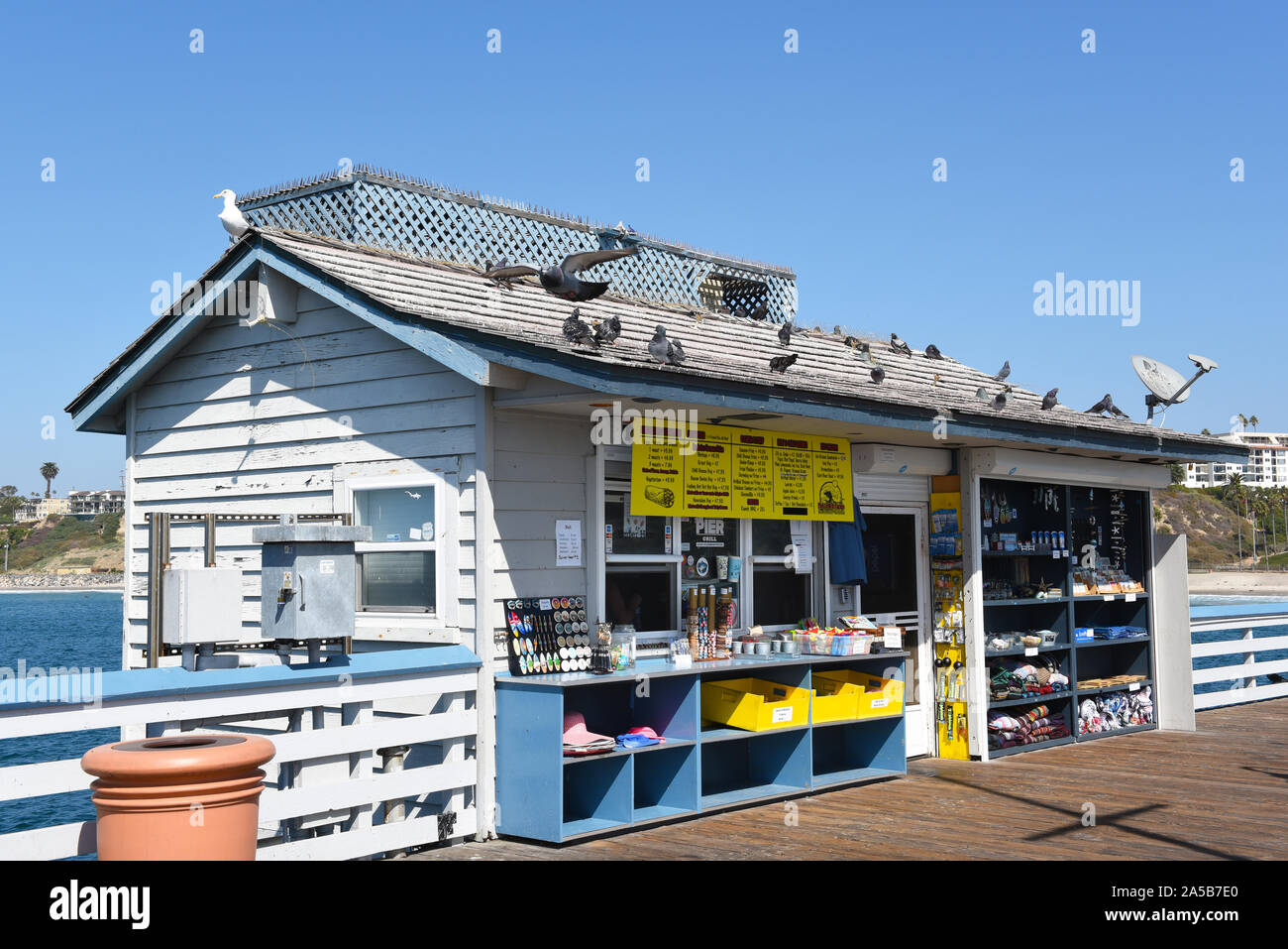 SAN CLEMENTE, CALIFORNIE - 18 OCT 2019 : Le quai Grill, un snack shack et magasin de souvenirs sur le San Clemente Pier. Banque D'Images