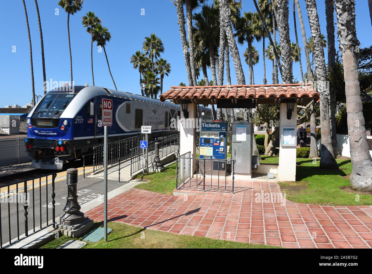 SAN CLEMENTE, CALIFORNIE - 18 OCT 2019 : Ticket Kiosque de l'Sancelmente Pier comme Pacific Surfliner Metrolink à travers la vitesse des trains. Banque D'Images